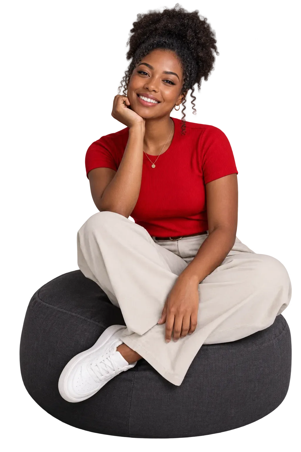 Mulher sorrindo de blusa vermelha