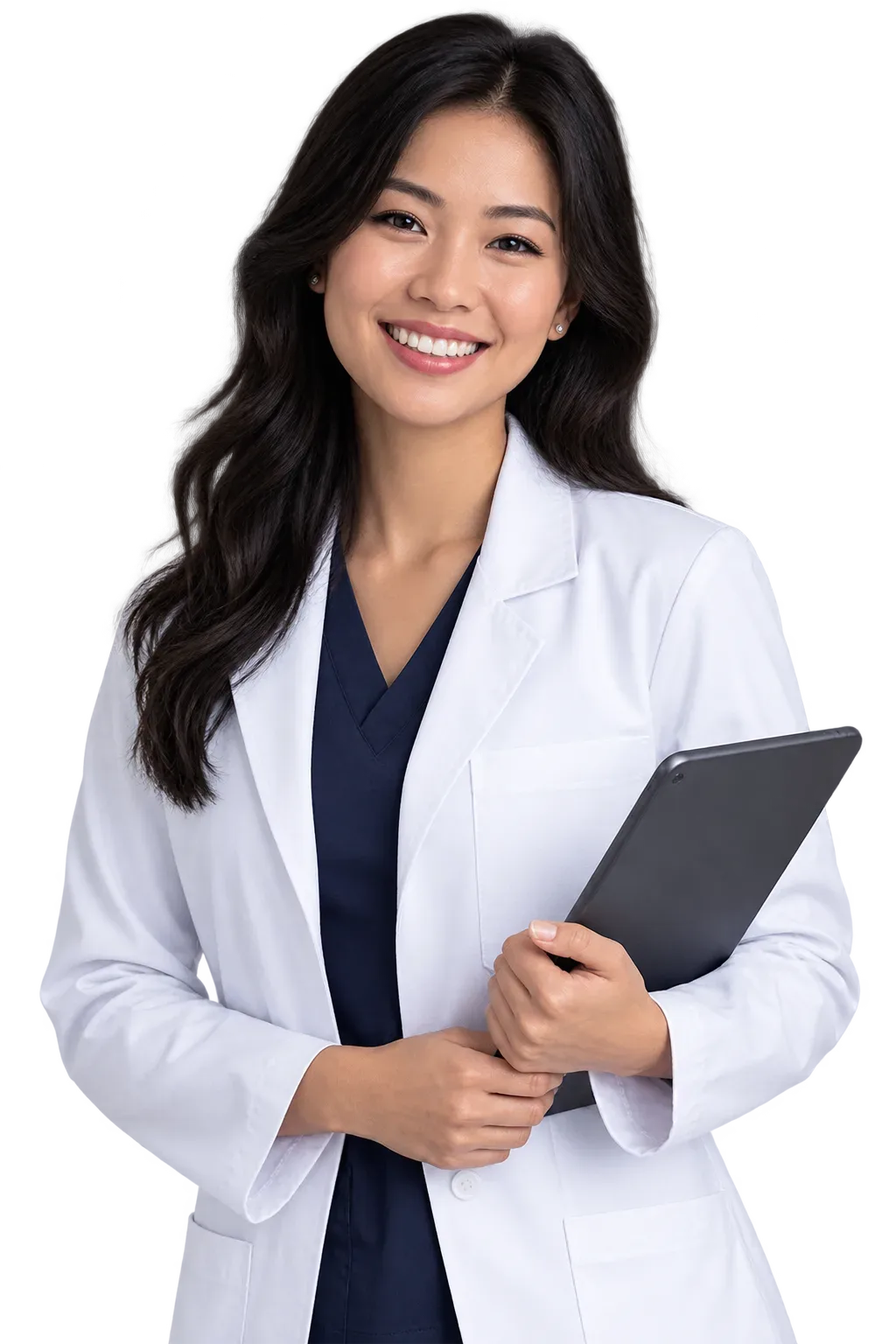 Médica sorrindo de jaleco com prancheta